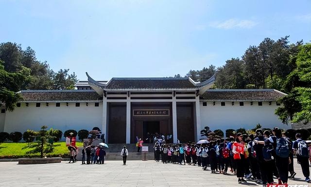 66年毛主席隐居滴水洞11天，期间只出来过一次，坐轮椅走了300米