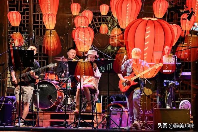 在文脉坊感受古今交融巴蜀风韵，千年临邛艺文生活