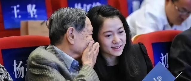 杨振宁去世后，翁帆再发文，49岁无子女的她，早已被安排好了退路