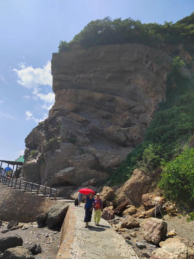 夏日东北行：8月7日，在大连金石滩，观察典型海岸侵蚀地貌。