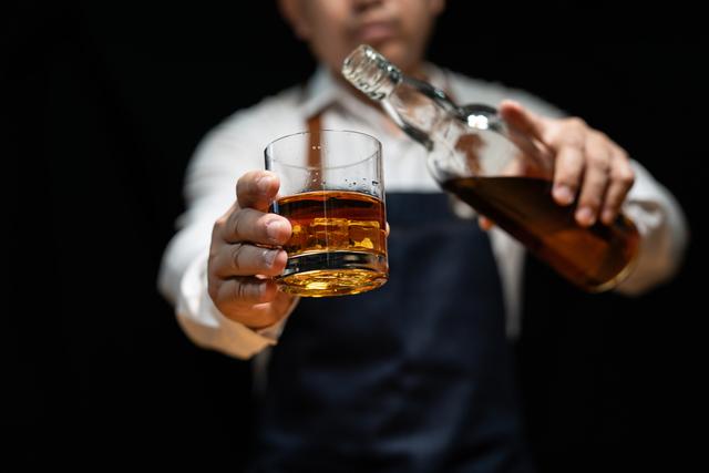 在人体实验中发现：酒喝得越多，脑容量越会变小，人就会越笨？