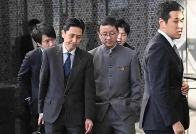 日本要求中国解释双手插兜照片，中方回应：现场是日本媒体拍摄的