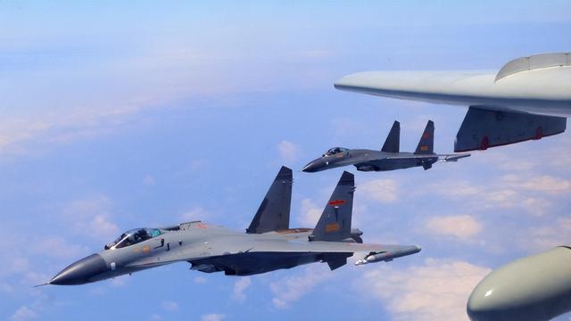 解放军已进台海，赖清德准备逃跑？上万亿资产提前转移美国