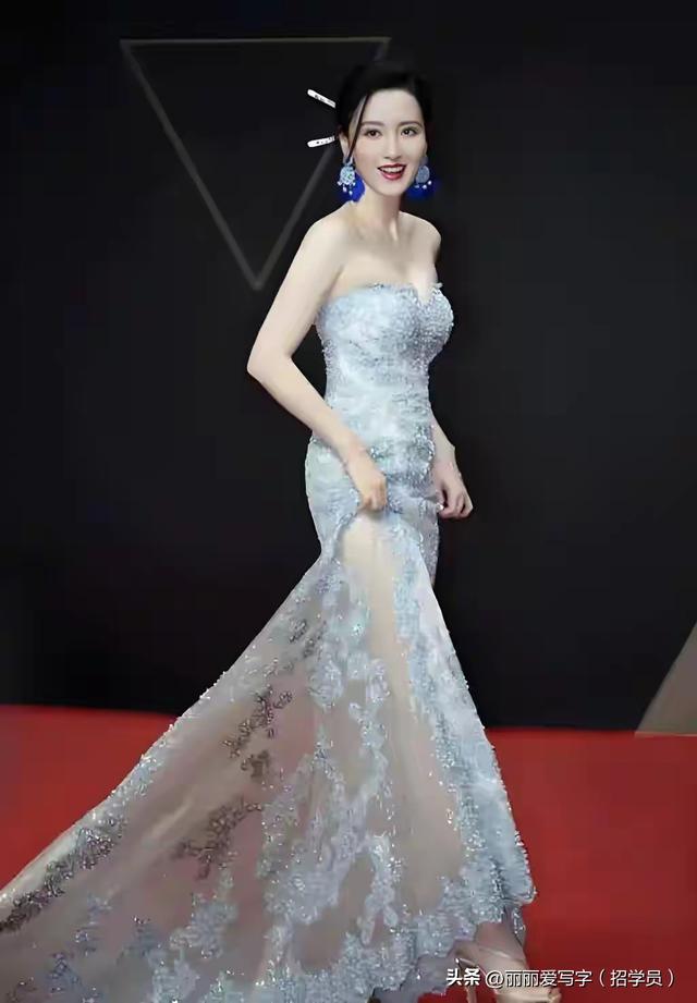 44岁张萌太丰满，穿吊带衫都兜不住好身材，女神来了！