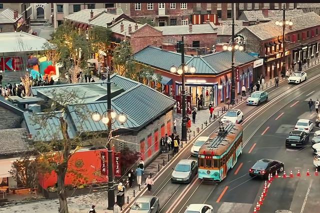 大连电车穿越东关街，不是电影民国拍摄场，是延续了一百年的真实