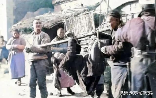老照片：晚清时期，一名被浸猪笼的女子，躺在地上，民众冷漠围观