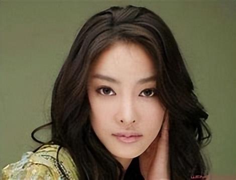 陪睡30多位高层，父亲忌日当天还要陪客，韩国财阀下的女星有多惨