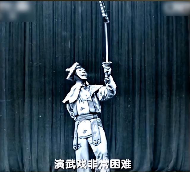 六小龄童金屋藏娇37年的妻子，原来是我们熟悉的她，难怪藏着掖着
