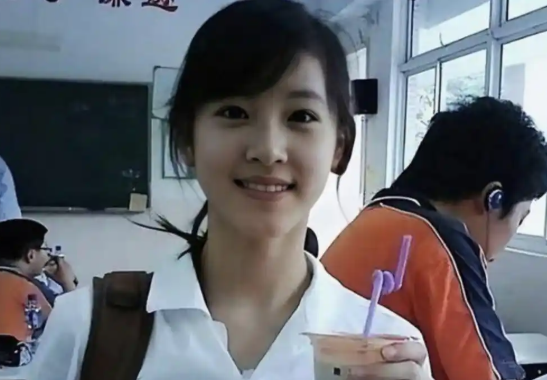 刘强东一句话暴露婚变传闻真相后，恶心一幕出现，奶茶妹妹太可怜