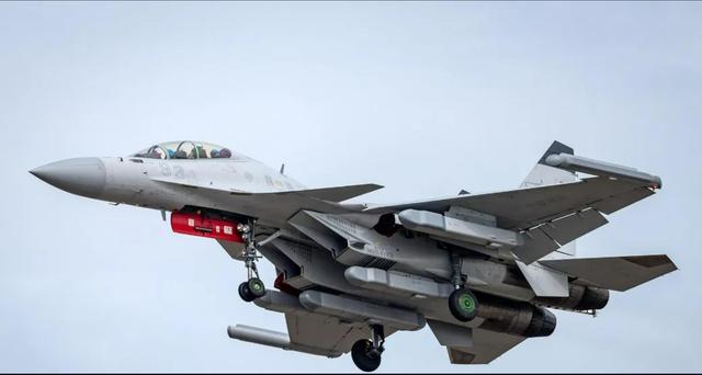 距离148公里，突然锁定日本战机！解放军歼-15T	，优势毫无悬念