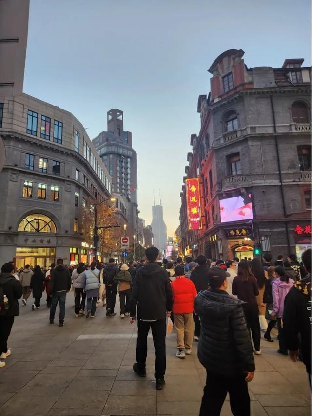 〔读城〕黄浦江的阳光与南京路的辉煌