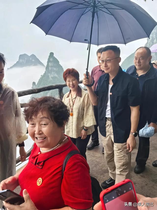 77岁洪秀柱游张家界天门山，与激动偶遇的游客热情打招呼，超有爱