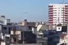 阿根廷一架波音飞机与飞鸟相撞后紧急降落图片