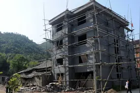 先退耕后退林，换房顶就违法，宅基地变耕地，农民该如何应对？图片