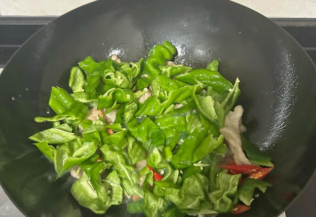 农家小炒肉｜五花肉煸出油香，辣椒嫩脆超下饭的家常硬菜