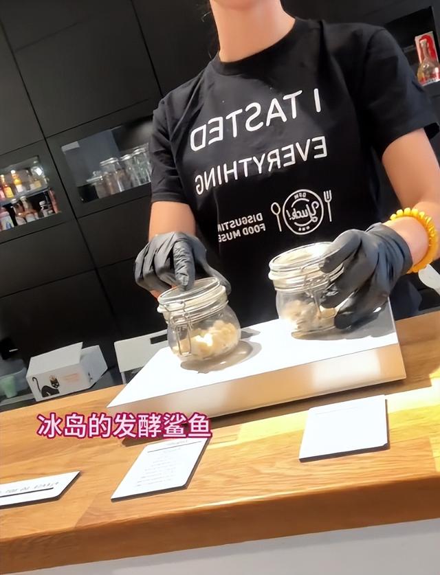 博主在瑞典逛 恶心食物博物馆，燕窝 猪脑就忍了，看到皮蛋绷不住了