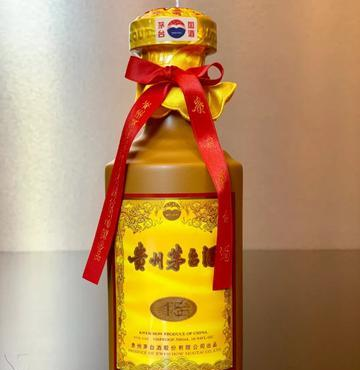 北京，男子买3瓶茅台，却发现是空的，商家：正常，年份酒跑酒！