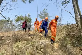 惊险！七旬老人登山时休克...图片
