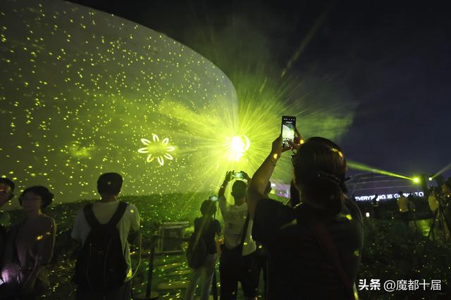 周边商场瞬时客流破纪录！上海国际光影节点亮消费新场景