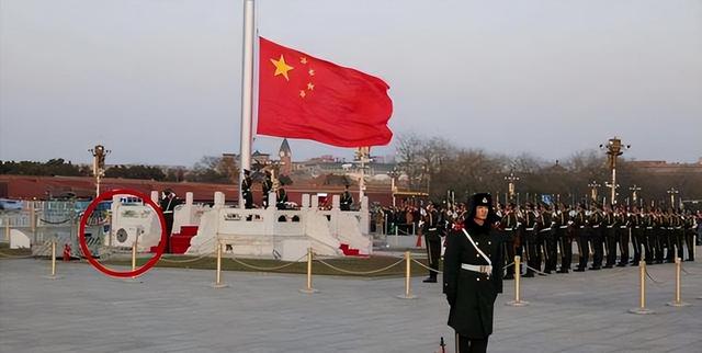 天安门旗台上为什么要安装空调？凉风根本吹不到士兵，看完才明白