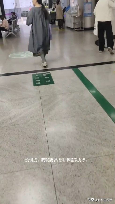 解气！外卖员被扇脸后续：获赔两百拒绝和解已起诉，大妈被拘3天