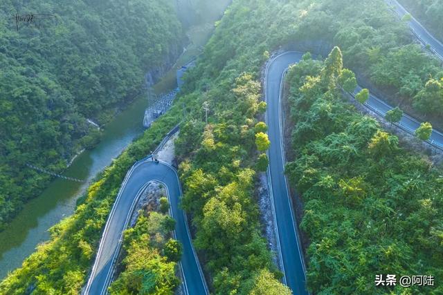 铜仁大峡谷旁边有条村道,由连续十多个发夹弯组成,堪称跑山胜地