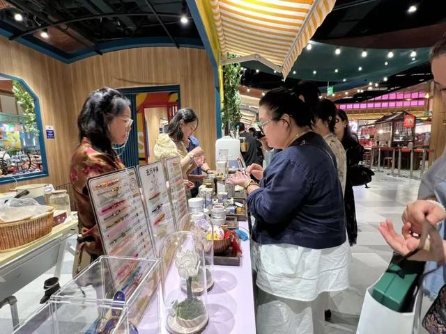 看演出薅羊毛两不误，“万有生活集”点亮虹口之夜