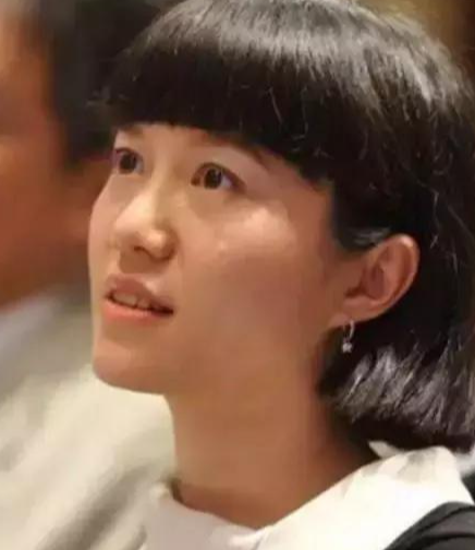 没想到，杨振宁去世后	，49岁妻子翁帆，竟因一个动作实现口碑暴涨