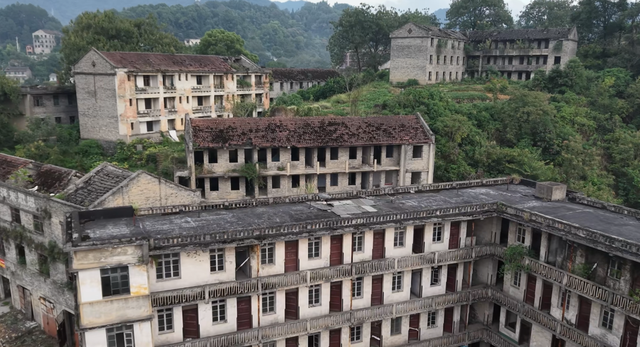重庆隐藏版"地下长城"：探秘深山绝密军工厂，如今万人离去，荒芜