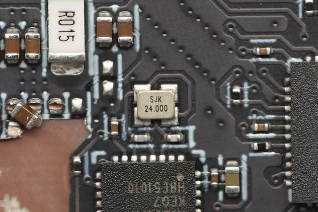 完美适配iPhone 17系列新机，谷歌25W Qi2.2磁吸无线充电器拆解