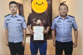 一男子竟在警察面前对女友大打出手！民警：对薛某进行控制，并终止调解，罚款500元图片