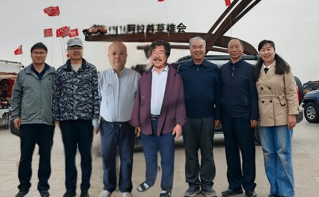 魏育林：国庆早行赴故园，探亲赠谱敬祖先