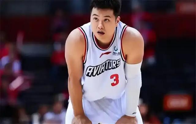 男篮前国手娶女篮一枝花,晒一家三口大合照,夫妻都是联赛冠军