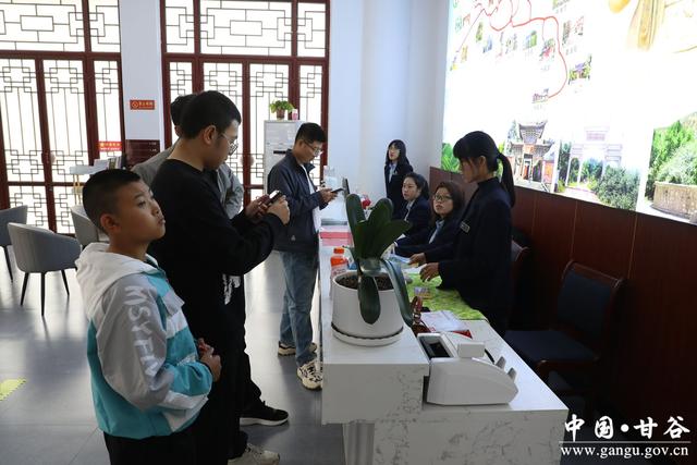 甘谷大像山：国庆假期人气旺 登山赏景意趣浓