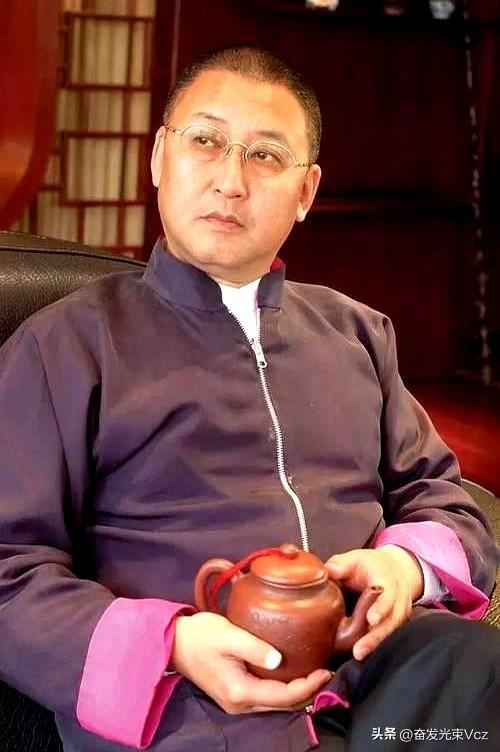 他当市长嫌工资低，辞职去“捡破烂”，捡到80亿财富非要上交国家
