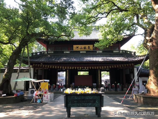 老杭州人才知道杭州登山路线，一路古迹拉满，80%游客都说好！