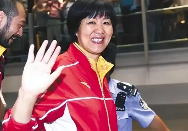 从“铁榔头”到“整容狂魔”，64岁郎平成了这样，差点认不出来了
