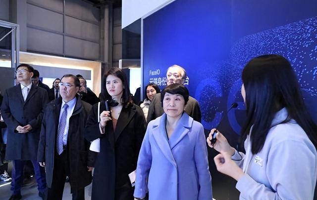 “铁娘子”逼宫高市辞职！日本政坛彻底变天，最迟这个月就倒台？