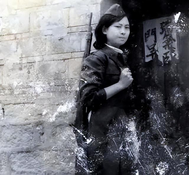 国民党女兵罕见老照片，一点不像电视中的女特务	，图4挺漂亮