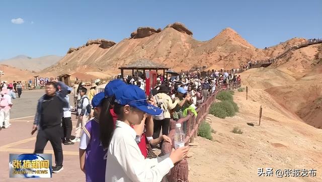 张掖七彩丹霞景区迎来客流高峰