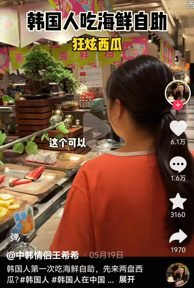 免签浪潮持续火热，韩国游客扎堆到上海，餐厅免费西瓜被吃的精光