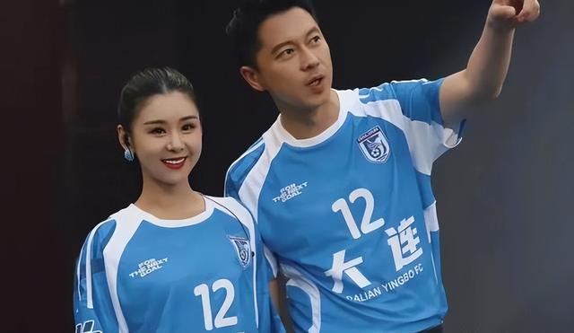 40岁李小萌北京逛街，开五六百万劳斯莱斯，王雷大连富二代不差钱