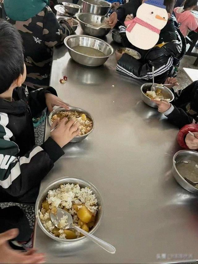 北京下了铁命令，2027年底前，所有中小学必将告别“校外配餐”