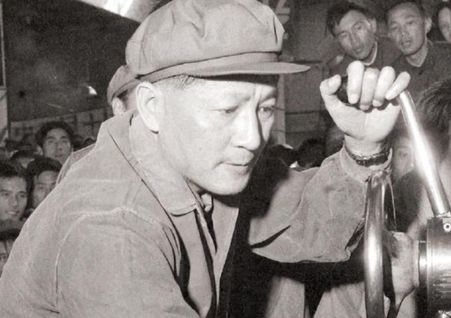 他曾担任3个直辖市市委书记	，40岁官至副国级，43岁粉碎重大阴谋