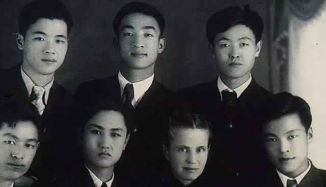 1997年，李鹏总理一家在玉泉山游玩，难得团聚，女儿女婿罕见出镜