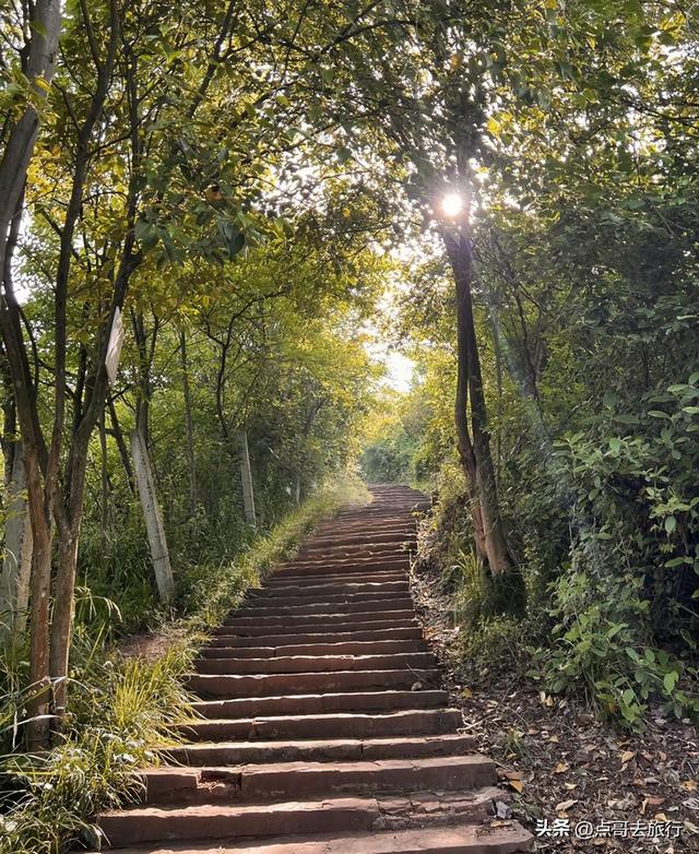 成都近郊，超级冷门徒步，山野藏流传已久的石屋，地铁公交直达！