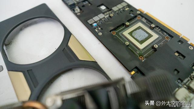 显卡在电脑什么位置