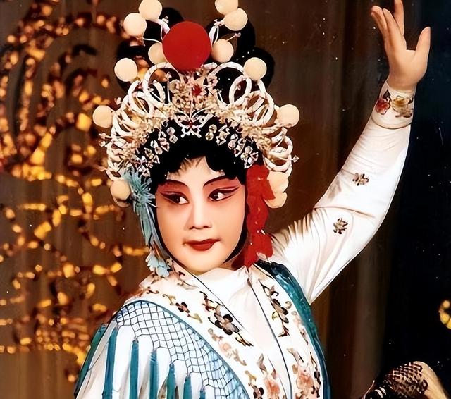 吃里爬外，永不回国？她带领30名演员选择留美，如今年过花甲归来