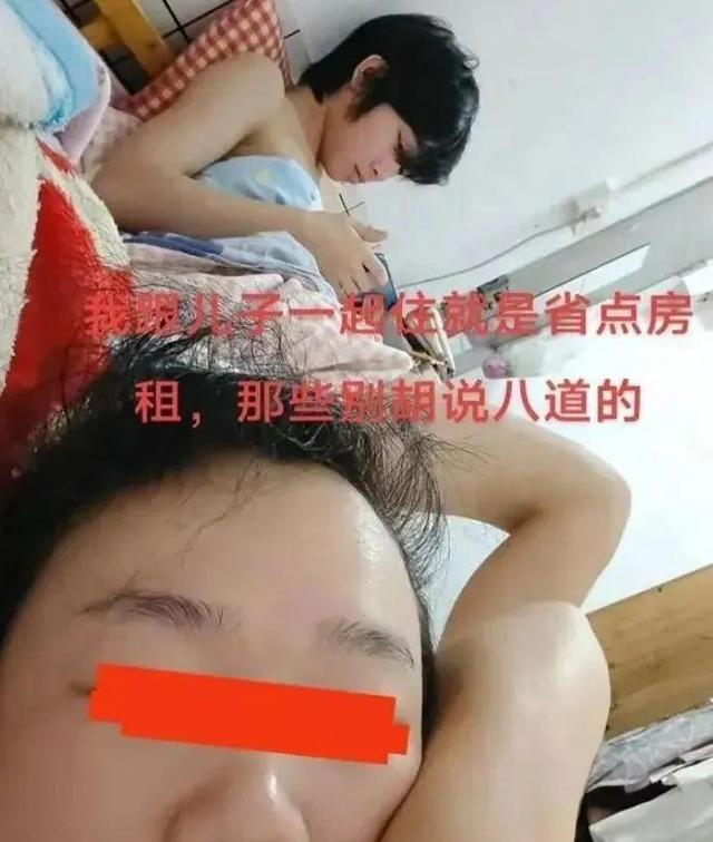 广东妈妈为省钱，和15岁儿子住一屋，网友：还是该把衣服穿上