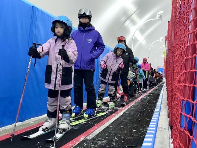 深晚记者探访深圳“冰雪嘉年华”：亲子扎堆，滑雪区复购率高